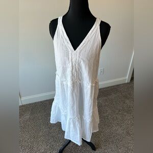 Vineyard Vines white cotton dress with metallic thread Size S